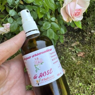 Acqua aromatica di rosa damascena