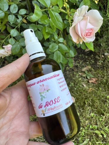 Acqua aromatica di rosa damascena